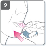 Pust ut: Før du tar munnstykket i munnen, pust helt ut. Ikke blås inn i munnstykket.