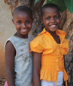 Burundi I 23. juli En invitasjon fra Larissa Rosette og Larissa Larissa og Rosette bor i det lille landet Burundi, øst i Afrika. [Finn Burundi på et kart.] Larissa er 8 år gammel, og Rosette er 7.