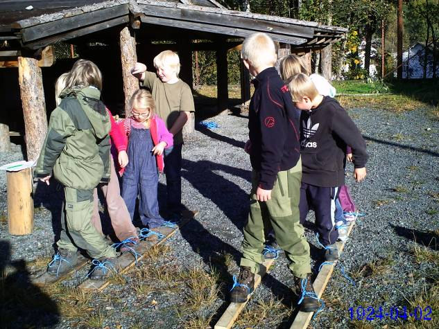 Brunkeberg oppvekstsenter (1.-4.) Elevane vart delt inn i grupper som konkurrerte to og to på fire stasjoner.