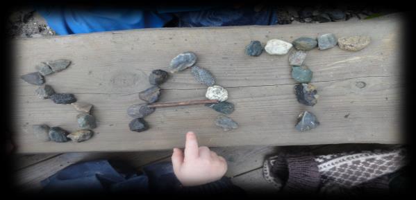 Ute i skogen bruker barna naturmaterialer til skriftspråkforming; de skriver bokstaver og navn med pinner, kongler eller steiner, tramper bokstaver i snøen osv.