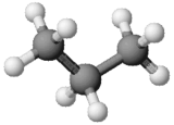 skjer om en av enkeltbindingene mellom karbonatomer omdannes til en dobbeltbinding eller trippelbinding.