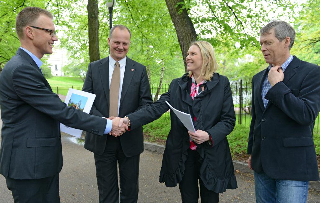 Rapport om tilstanden på norske veier overleveres av administrerende direktør Erik Lahnstein (til venstre) og rådgiver Dag Skjølaas (til høyre) til landbruks- og matminister Sylvi Listhaug og