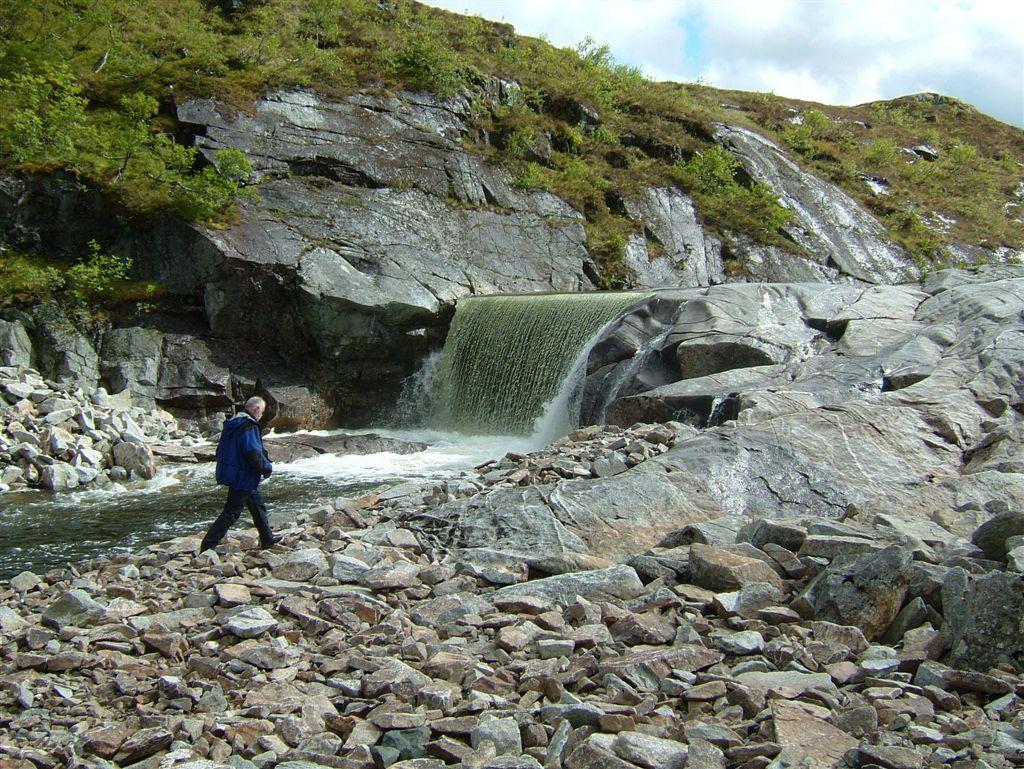 Grunneier og eier av reguleringsdammene, Plahtes Eiendommer, har fått pålegg fra NVE om restaurering av dammene i Nervatnet og Mellavatnet.