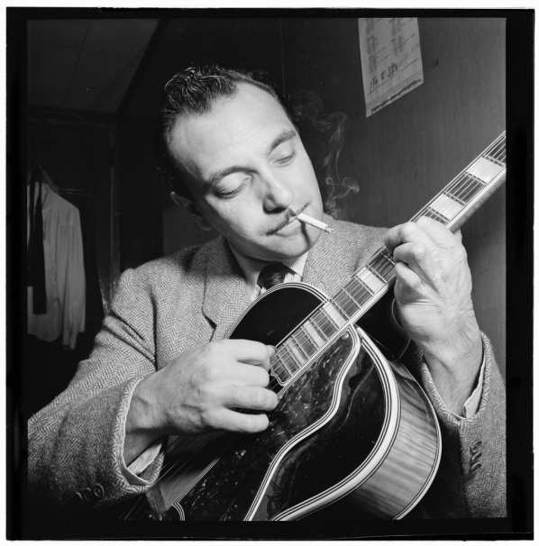 DJANGO i 100! Torsdag 18. november kl 20:00 i Kolben kulturhus, Kolbotn Den legendariske sigøynergitaristen Django Reinhardt (1910-1953) ville ha fylt 100 år i 2010.