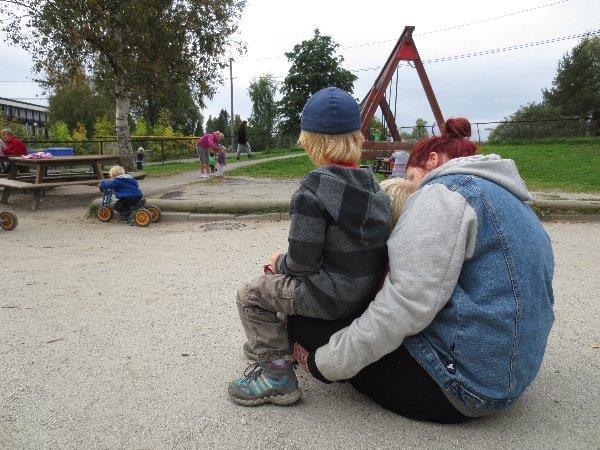 Sosial kompetanse Utdrag fra Barnehageloven 1 og 2 Barnehagen skal: Møte barna med tillit og respekt, og anerkjenne barndommens egenverdi Bidra til trivsel og glede i lek og læring, og være et