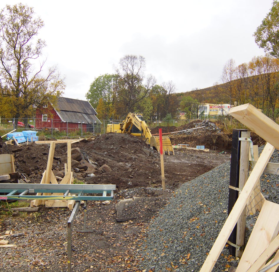 Byggingen av nytt barnehagebygg i Løkåsfjæra er i gang Som bildene viser så er byggingen av det nye barnehagebygget i fjæra i gang.