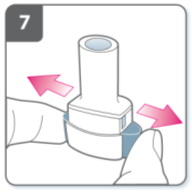 Stikke hull på kapselen: Hold inhalatoren loddrett med munnstykket opp.