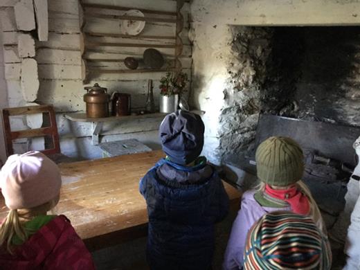 Museet er ein fantastisk flott plass å gå på tur til. Her kan ein læra om dei ulike gamle husa, samt bruka den kjekke skogen som ein kan boltra seg fritt i.