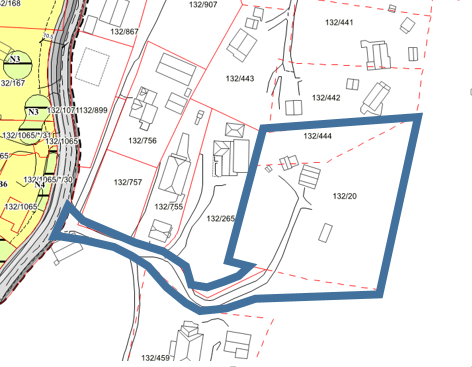 Området omfatter 132/20 på ca. 4004 m², 132/444 på ca. 829 m², samt ca. 40 kvm av 132/757 og ca. 750 m² av 132/6 som i dag er vei og som ønskes regulert til felles avkjørsel.