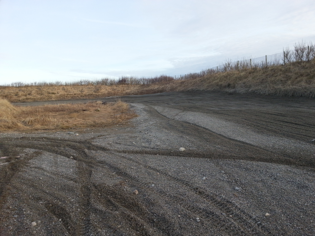 Figur 4: Bilde fra Bybergsanden motorkrossanlegg. Trasé lengst vest i anlegget. Trasé retning sørvest. Figur 5: Bilde fra Bybergsanden motorkrossanlegg. Trase lengst sør i anlegget.