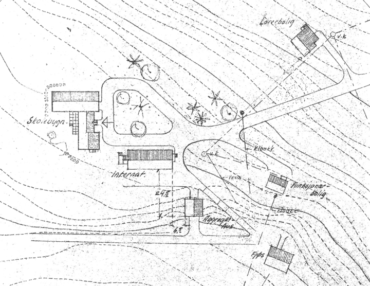 BYGNING 1301 HIF, ALTA TIDLIGERE INTERNAT Internatet mot hovedadkomst. Opphavsrett: Statsbygg. Fasade sørøst. Opphavsrett: Statsbygg. Plantegning opprinnelig utforming av 1.