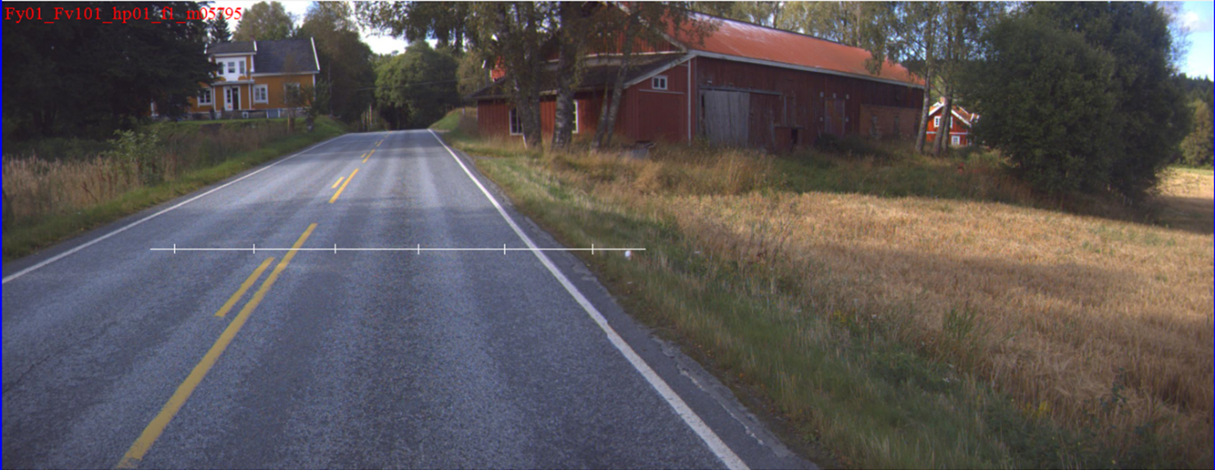 Figur 3. Fylkesveg 650, skilt i kjørebanen Gårdeier har forsøkt å løse problemene på sin egen måte.