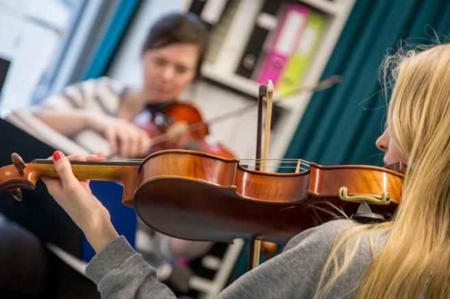 FREDAG 3. JUNI INSTITUSJONSKONSERTER Elever fra bydelskulturskolen i Hinna bydel gir konserter. Vågedalen sykehjem kl. 10:30 Frue gamlehjem kl. 11:30 JEG ER HER Åpning av billedkunstutstilling.