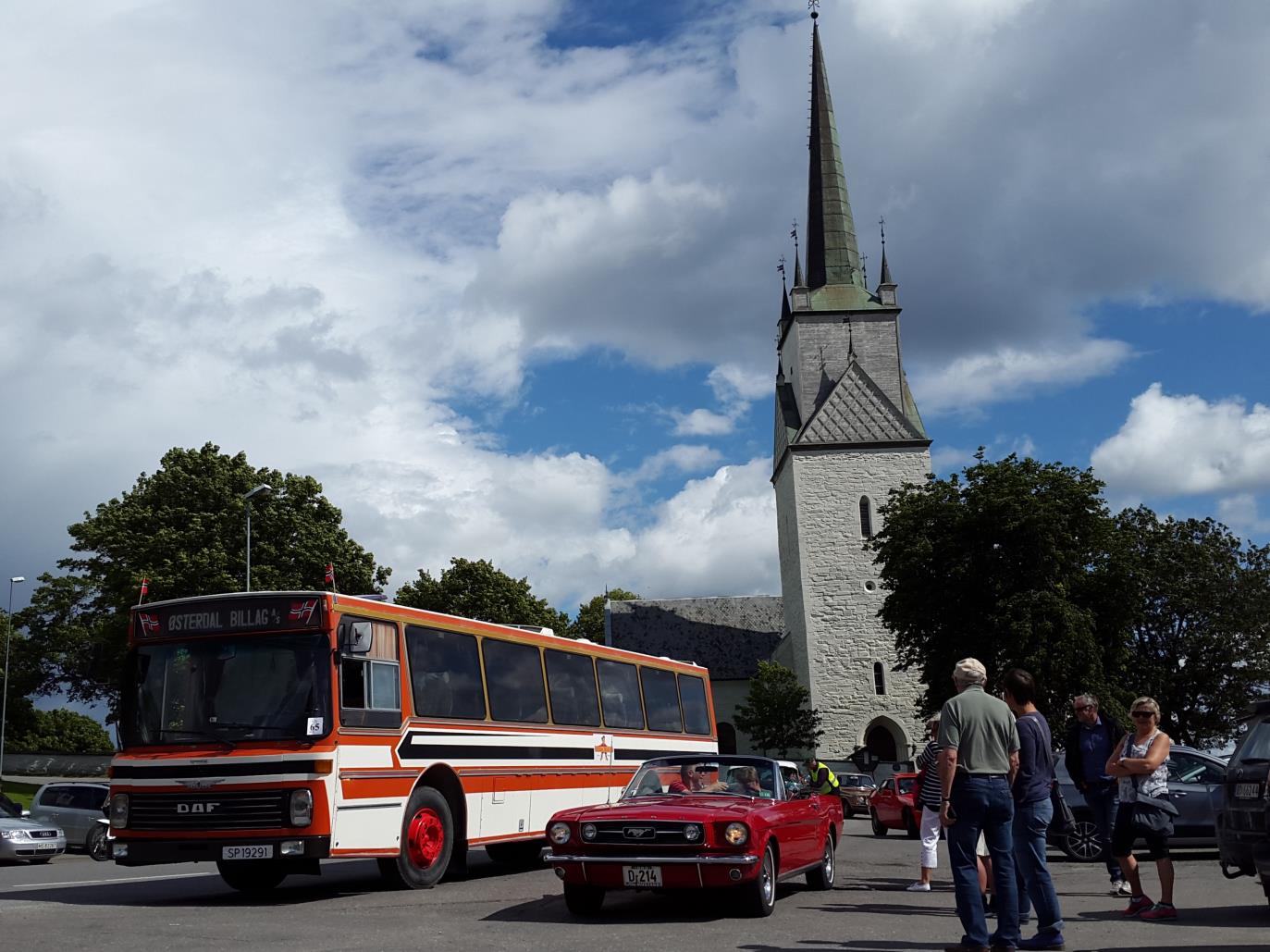 På bildet over ses DAF bussen i deltagelse på veteranløpet Helgøya Rundt 2. august 2015. I bakgrunnen ses Nes Kirke, Tingnes. Veteransesongen starter ved Påsketider og avslutter i utgangen av oktober.