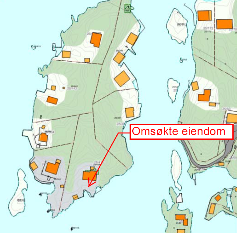 Eiendommen er 2835 m² stor og er bebygd med en fritidsbolig, sjøbod og brygge. Saksutredning: Avstanden mellom hytte og omsøkt sjøbod er oppgitt til ca. 15 meter.