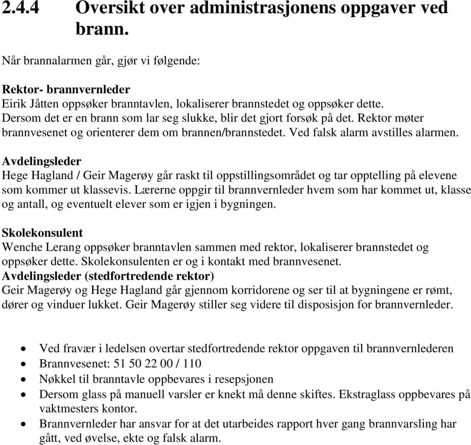 Avdelingsleder Hege Hagland / Geir Magerøy går raskt til oppstillingsområdet og tar opptelling på elevene som kommer ut klassevis.