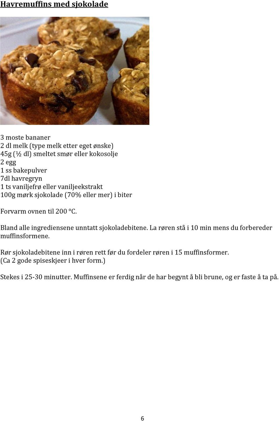 Bland alle ingrediensene unntatt sjokoladebitene. La røren stå i 10 min mens du forbereder muffinsformene.