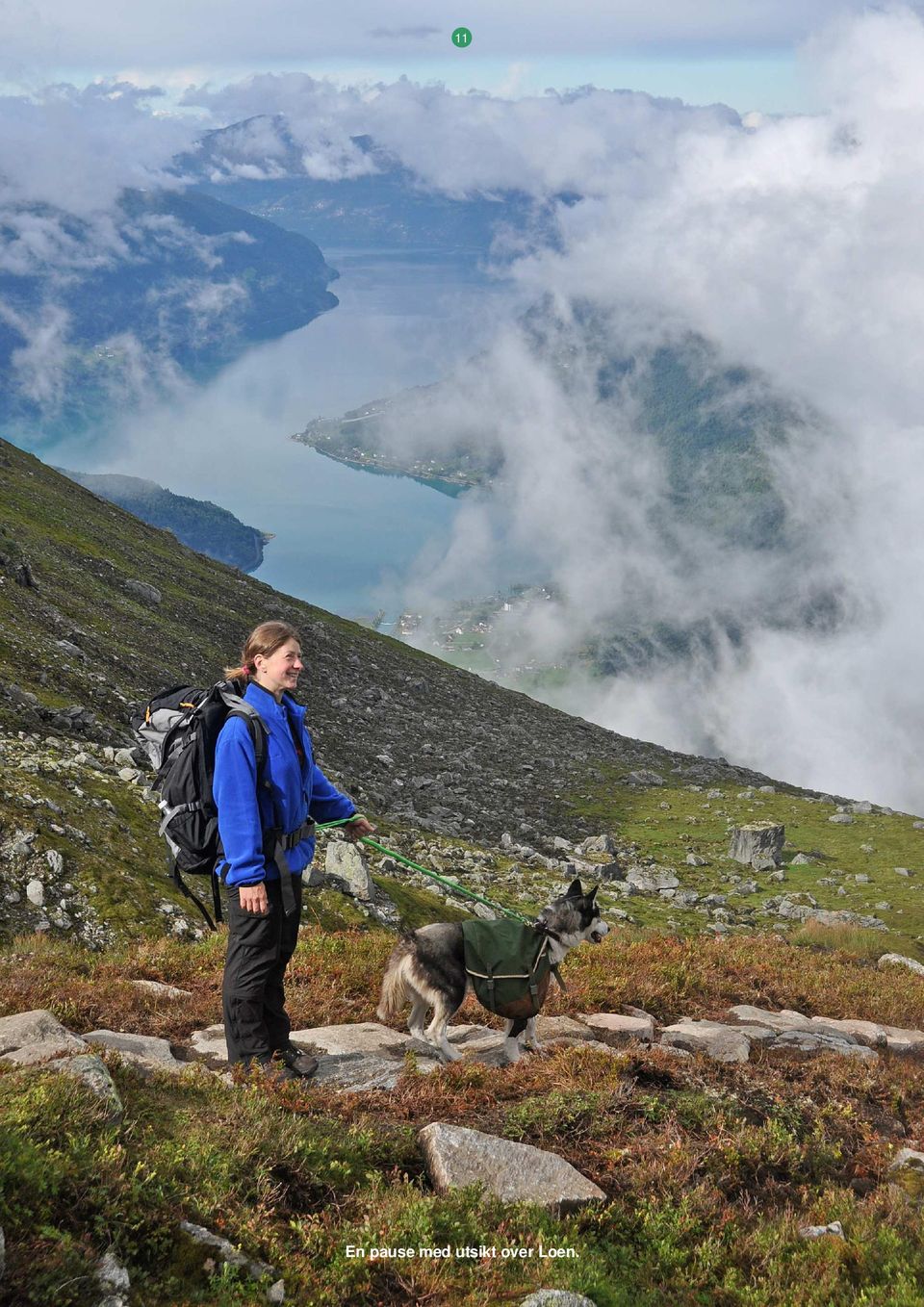 På hytta er det atten soveplasser fordelt på tre etasjer. Hver etasje er en halvsirkel med seks plasser. Trangt for føttene, men sosialt! Retur samme vei.