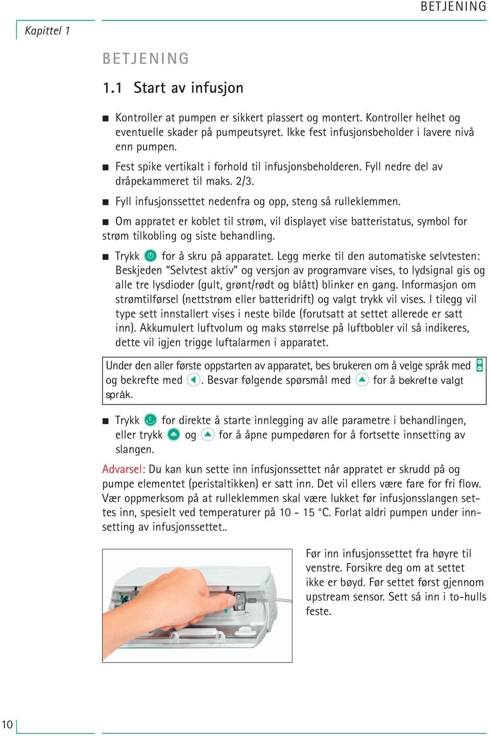 Fyll infusjonssettet nedenfra og opp, steng så rulleklemmen. Om appratet er koblet til strøm, vil displayet vise batteristatus, symbol for strøm tilkobling og siste behandling.