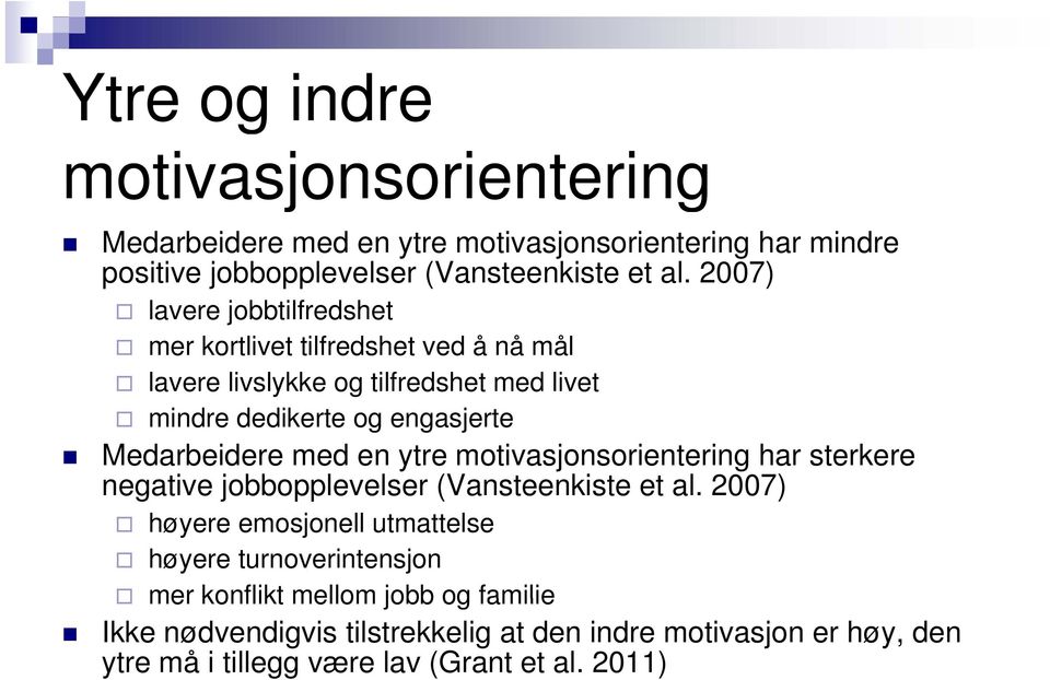 Medarbeidere med en ytre motivasjonsorientering har sterkere negative jobbopplevelser (Vansteenkiste et al.