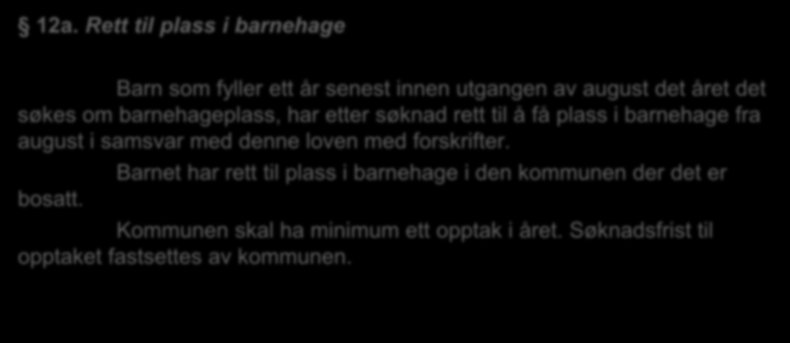 etter søknad rett til å få plass i barnehage fra august i samsvar med denne loven med forskrifter. bosatt.