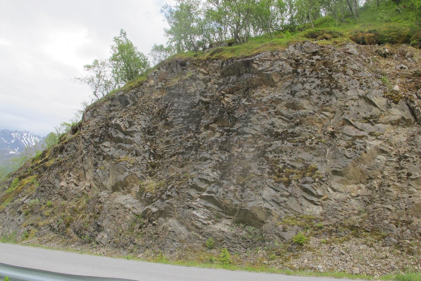 Venstre side (søndre), Km 6,250 6,645 Det er denne som er registrert med tilstand 4 Det ryr/faller en del stein fra skjæringen.