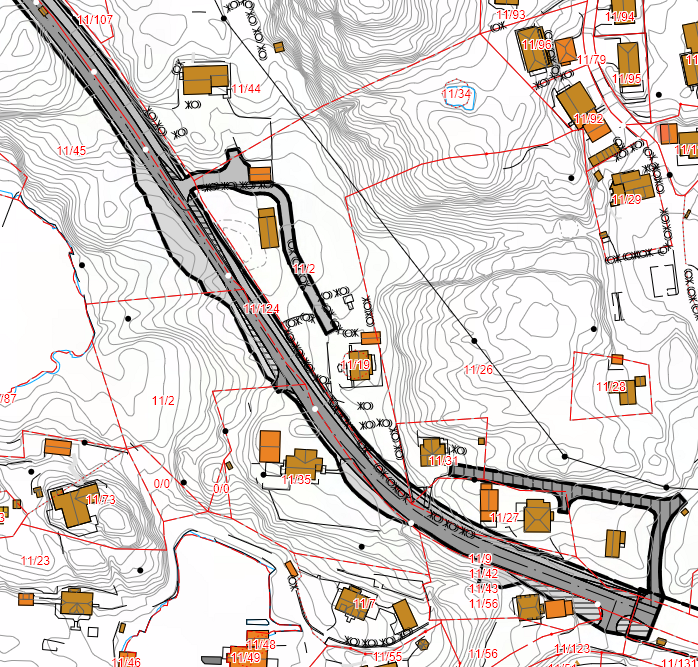 Punkt 1. Sving etter avkjørsle til Møvik kai Svingen etter avkjørsle til Møvik kai er smal og uoversiktleg. Mjuke trafikantar må ut i vegbanen.