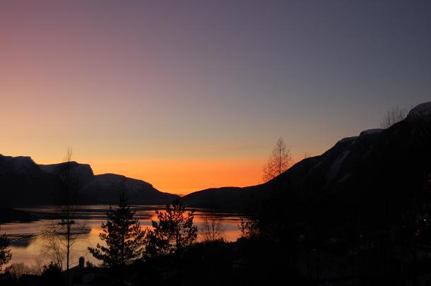 Je vet om et navn je Je vet om et navn-je Som ringgullet glitrer om Ja-og som kveldsfugl Og måltrost kvitrer om Je vet om to auge -je Sola som såg over Åser og åer Og som nattskuggen låg over Je, vet