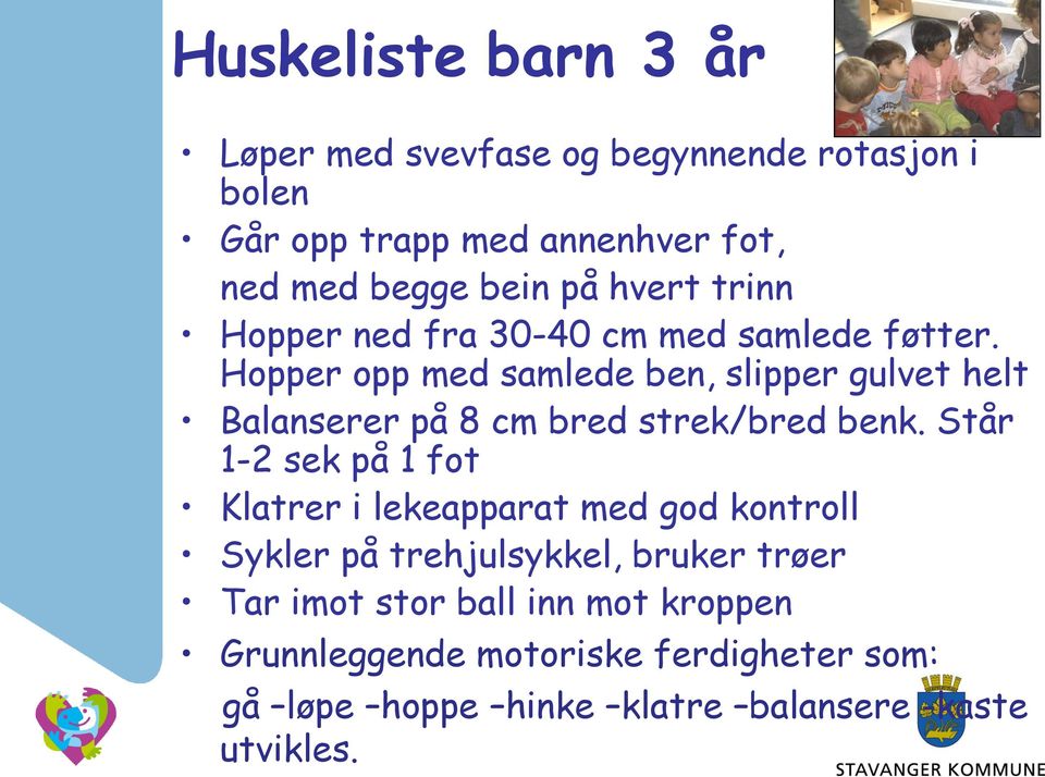 Hopper opp med samlede ben, slipper gulvet helt Balanserer på 8 cm bred strek/bred benk.