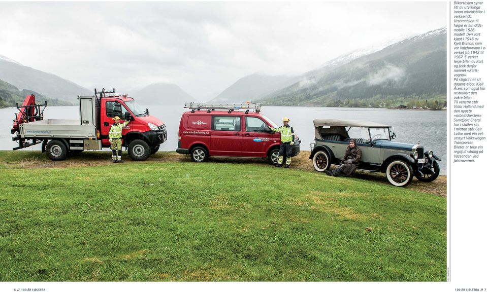 På stigtrinnet sit dagens eigar, Kjell Åsen, som også har restaurert den vakre bilen.