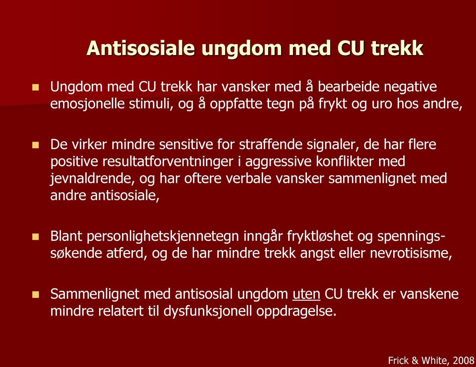 oftere verbale vansker sammenlignet med andre antisosiale, Blant personlighetskjennetegn inngår fryktløshet og spenningssøkende atferd, og de har mindre