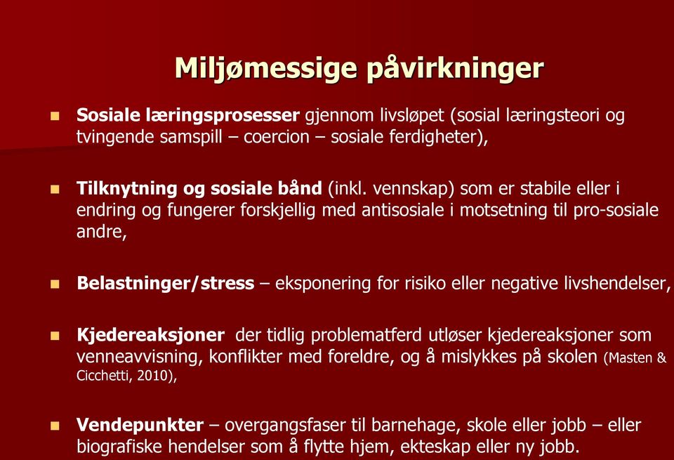 vennskap) som er stabile eller i endring og fungerer forskjellig med antisosiale i motsetning til pro-sosiale andre, Belastninger/stress eksponering for risiko eller