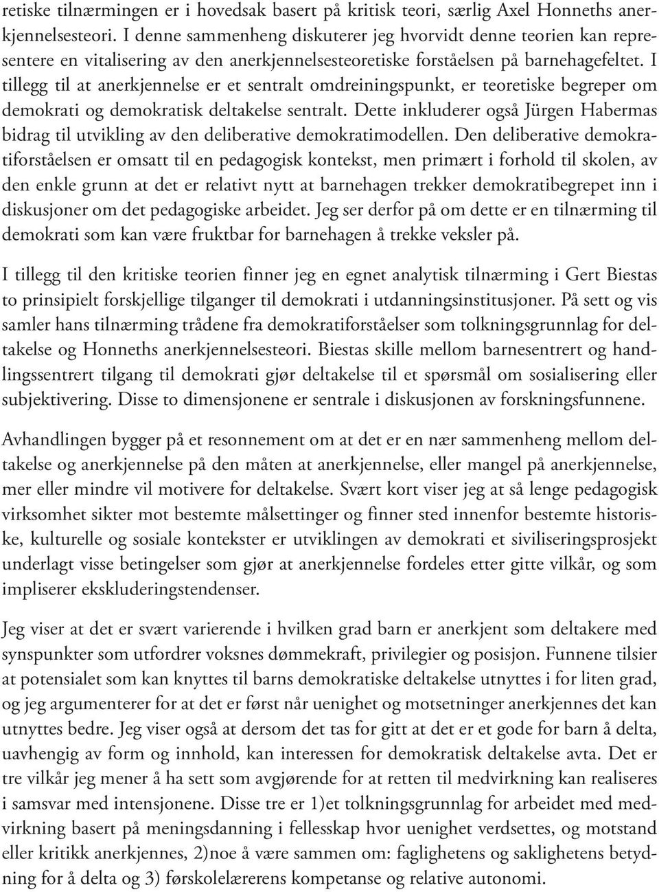 I tillegg til at anerkjennelse er et sentralt omdreiningspunkt, er teoretiske begreper om demokrati og demokratisk deltakelse sentralt.