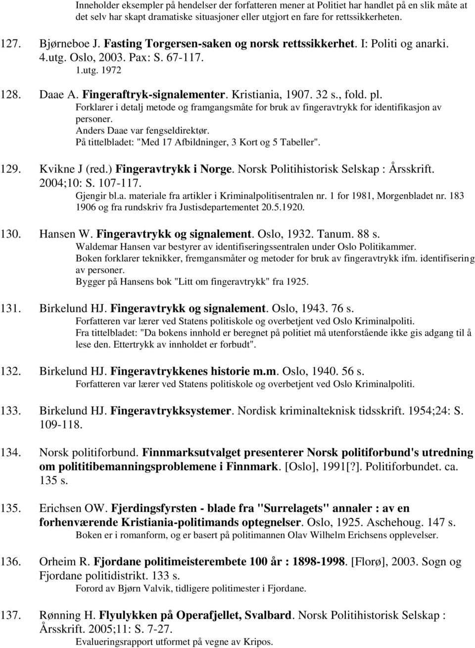 , fold. pl. Forklarer i detalj metode og framgangsmåte for bruk av fingeravtrykk for identifikasjon av personer. Anders Daae var fengseldirektør.