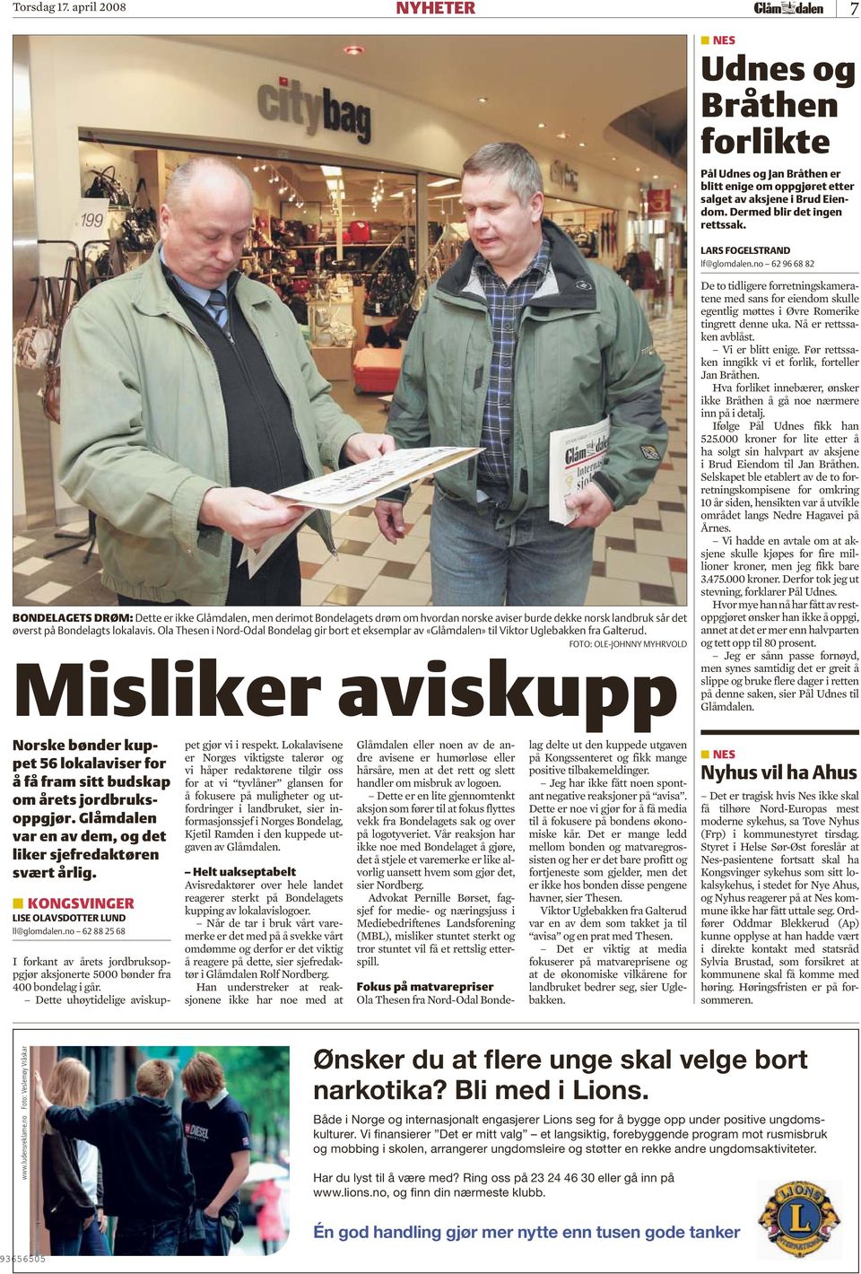 Ola Thesen i Nord-Odal Bondelag gir bort et eksemplar av «Glåmdalen» til Viktor Uglebakken fra Galterud. FOTO: OLE-JOHNNY MYHRVOLD Misliker aviskupp LARS FOGELSTRAND lf@glomdalen.