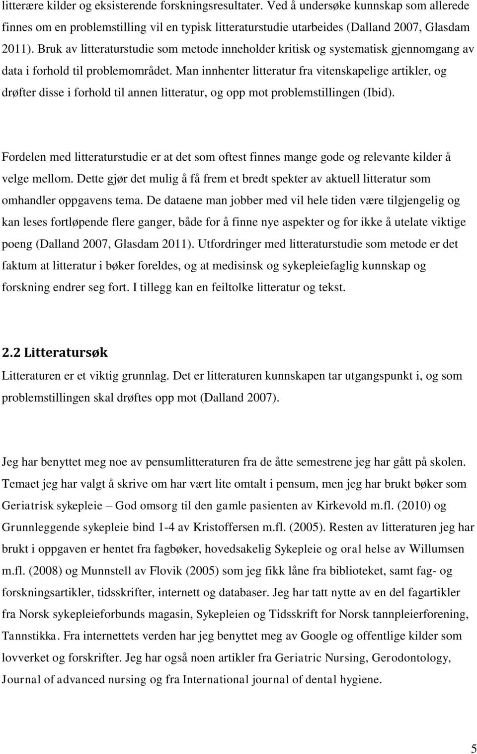 Man innhenter litteratur fra vitenskapelige artikler, og drøfter disse i forhold til annen litteratur, og opp mot problemstillingen (Ibid).