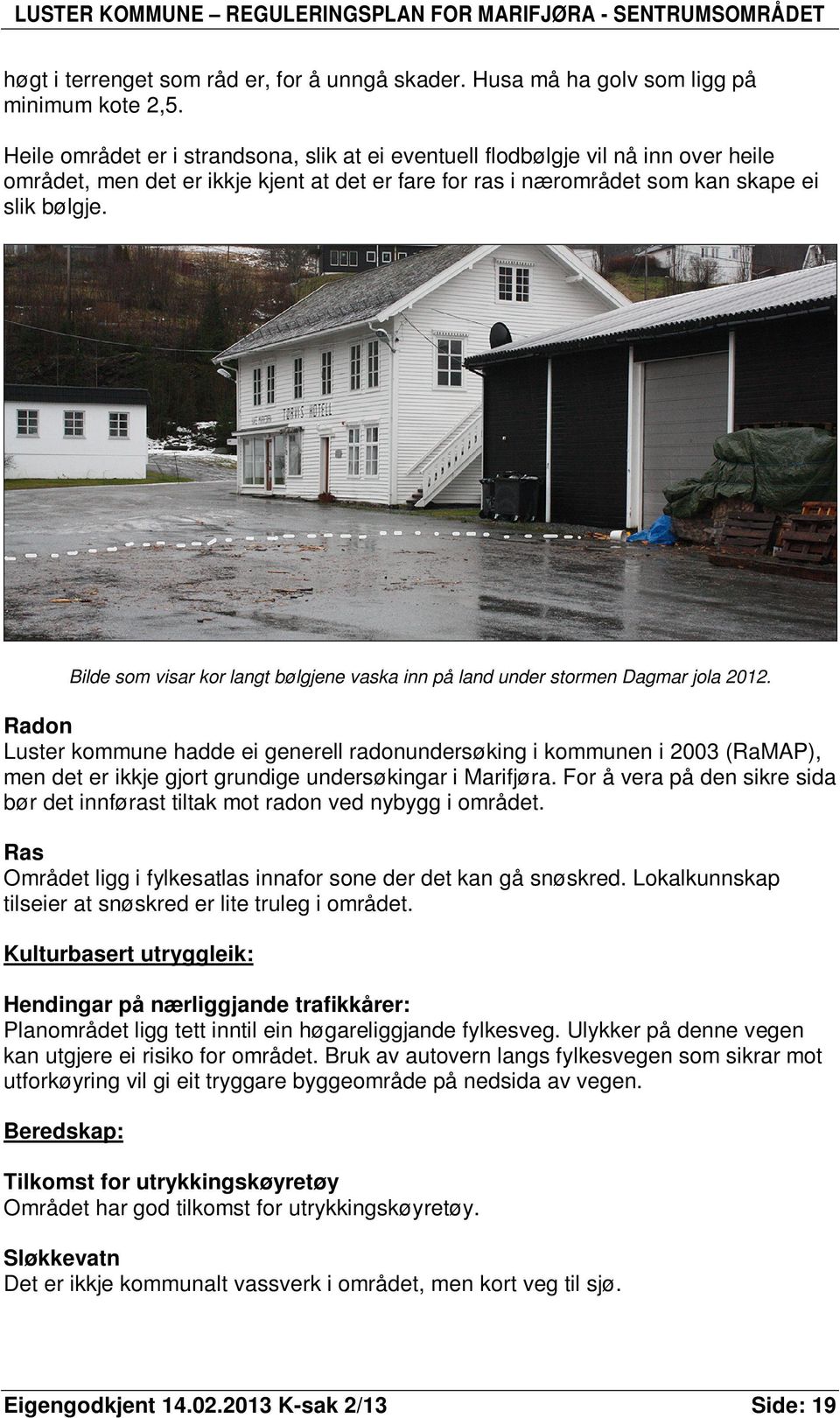 Bilde som visar kor langt bølgjene vaska inn på land under stormen Dagmar jola 2012.