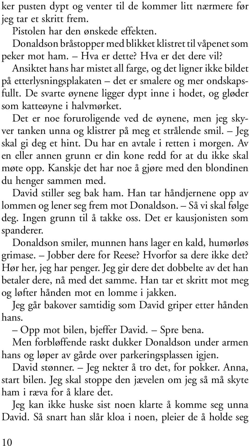 De svarte øynene ligger dypt inne i hodet, og gløder som katteøyne i halvmørket. Det er noe foruroligende ved de øynene, men jeg skyver tanken unna og klistrer på meg et strålende smil.