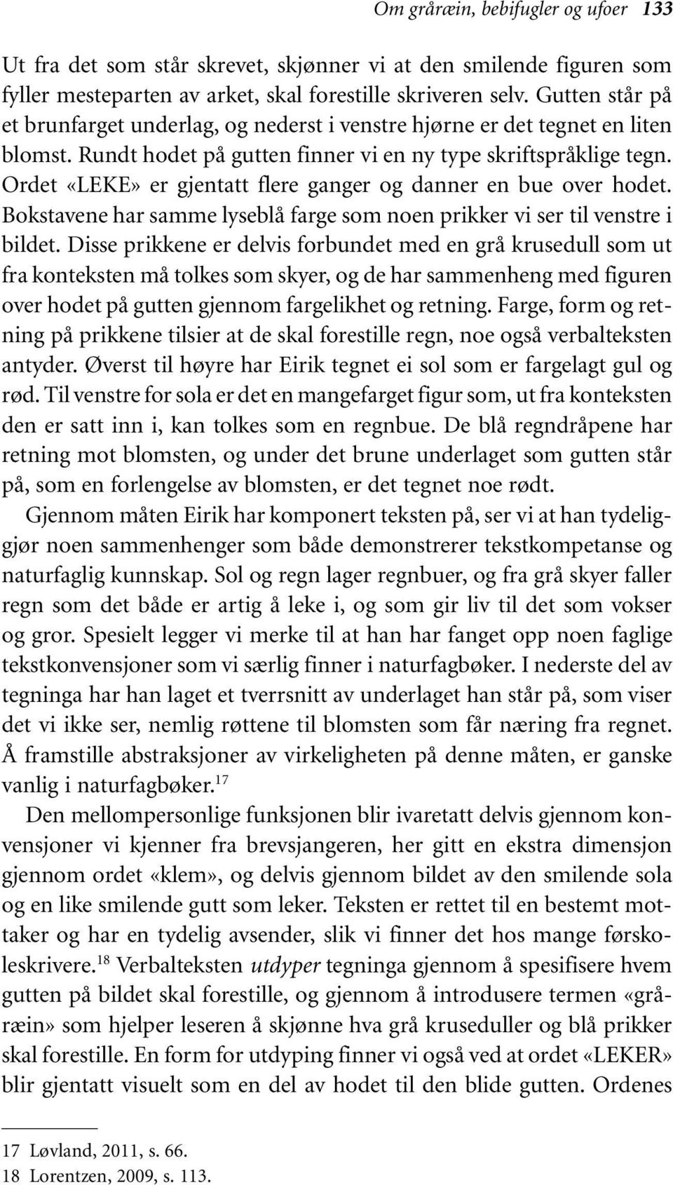 Ordet «LEKE» er gjentatt flere ganger og danner en bue over hodet. Bokstavene har samme lyseblå farge som noen prikker vi ser til venstre i bildet.