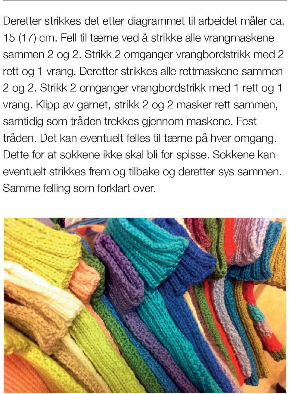 Strikk 2 omganger vrangbordstrikk med 1 rett og 1 vrang. Klipp av garnet, strikk 2 og 2 masker rett sammen, samtidig som tråden trekkes gjennom maskene.