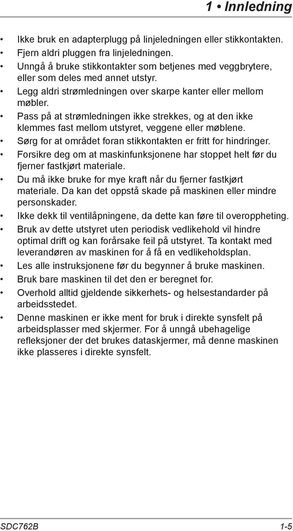 Pass på at strømledningen ikke strekkes, og at den ikke klemmes fast mellom utstyret, veggene eller møblene. Sørg for at området foran stikkontakten er fritt for hindringer.