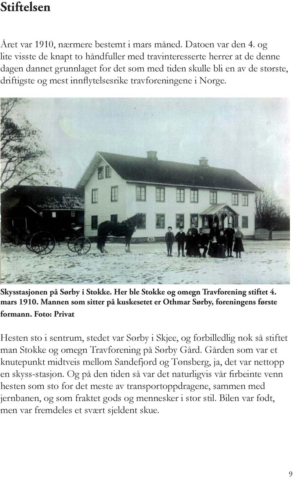 travforeningene i Norge. Skysstasjonen på Sørby i Stokke. Her ble Stokke og omegn Travforening stiftet 4. mars 1910. Mannen som sitter på kuskesetet er Othmar Sørby, foreningens første formann.