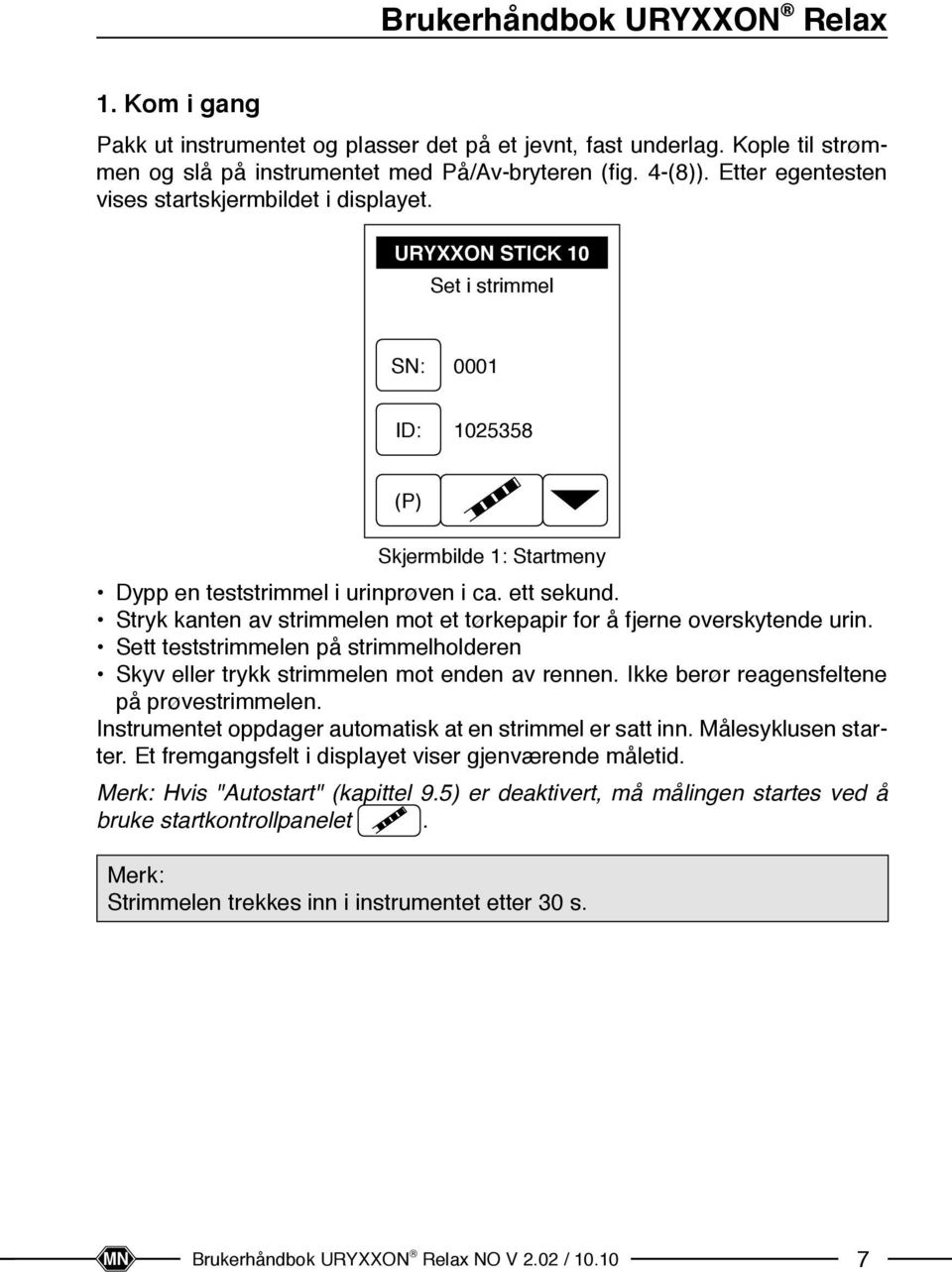 Stryk kanten av strimmelen mot et tørkepapir for å fjerne overskytende urin. Sett teststrimmelen på strimmelholderen Skyv eller trykk strimmelen mot enden av rennen.