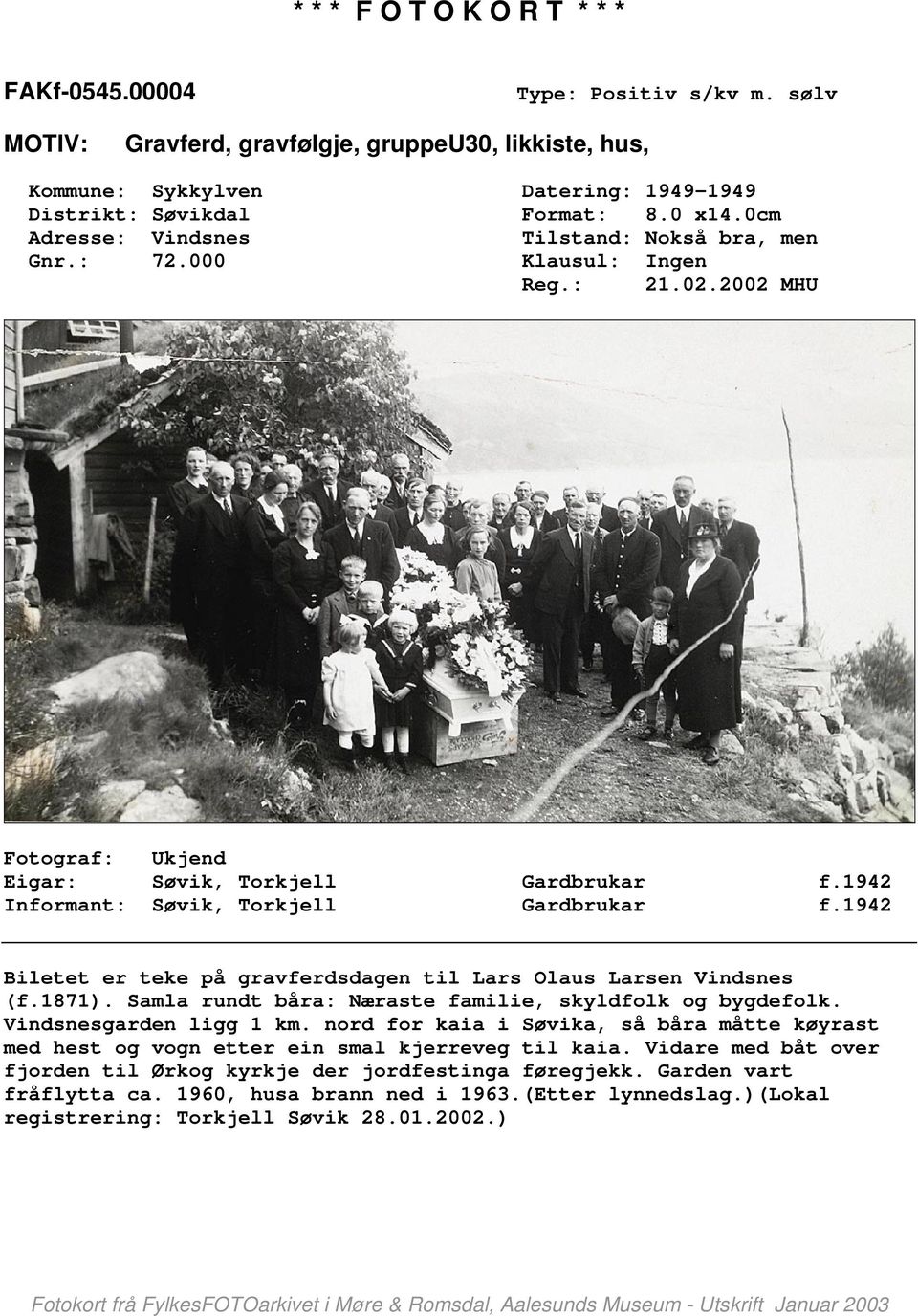 1942 Biletet er teke på gravferdsdagen til Lars Olaus Larsen Vindsnes (f.1871). Samla rundt båra: Næraste familie, skyldfolk og bygdefolk. Vindsnesgarden ligg 1 km.