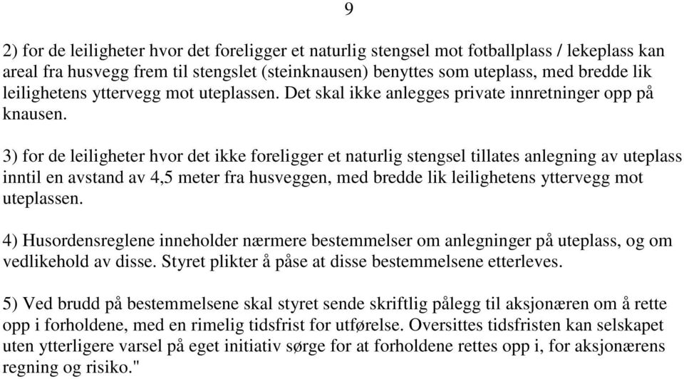 3) for de leiligheter hvor det ikke foreligger et naturlig stengsel tillates anlegning av uteplass inntil en avstand av 4,5 meter fra husveggen, med bredde lik leilighetens yttervegg mot uteplassen.