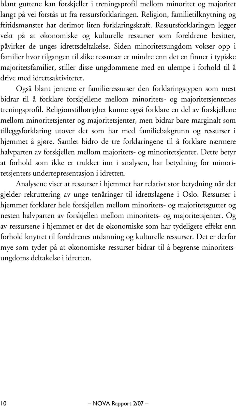 Ressursforklaringen legger vekt på at økonomiske og kulturelle ressurser som foreldrene besitter, påvirker de unges idrettsdeltakelse.