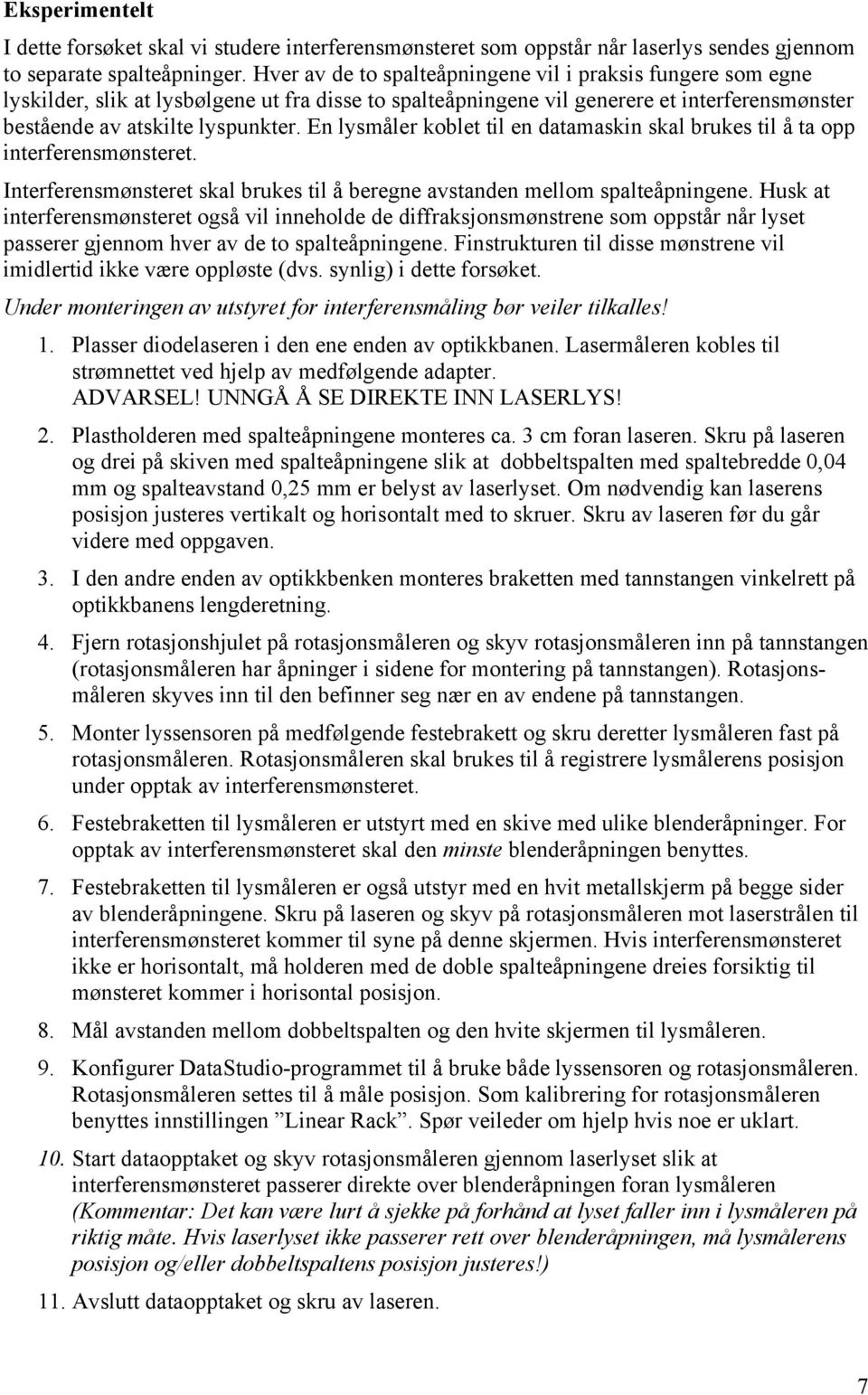 En lysmåler koblet til en datamaskin skal brukes til å ta opp interferensmønsteret. Interferensmønsteret skal brukes til å beregne avstanden mellom spalteåpningene.