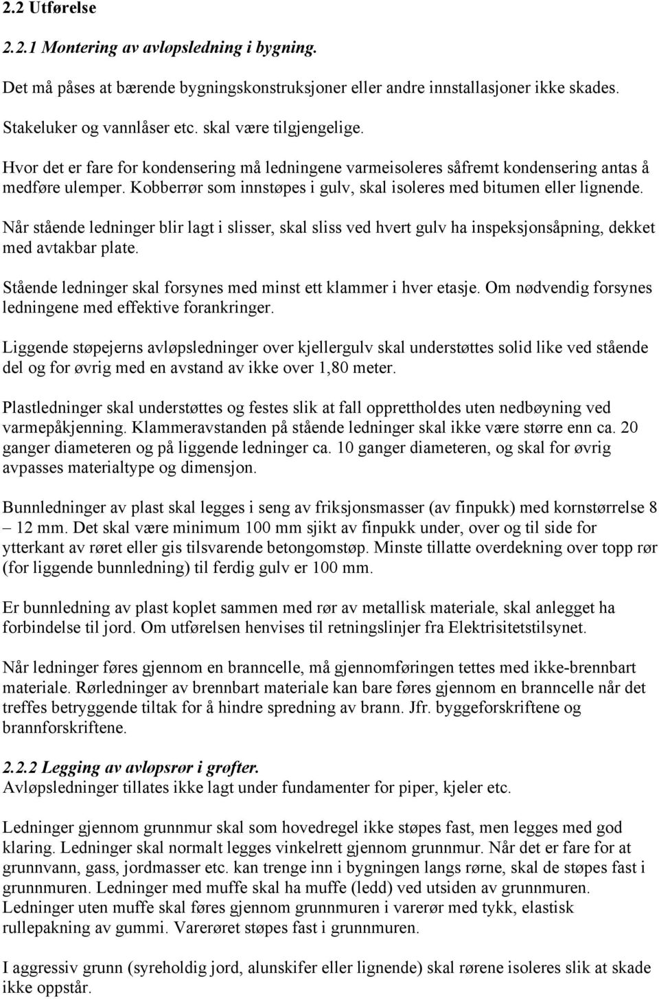 Når stående ledninger blir lagt i slisser, skal sliss ved hvert gulv ha inspeksjonsåpning, dekket med avtakbar plate. Stående ledninger skal forsynes med minst ett klammer i hver etasje.