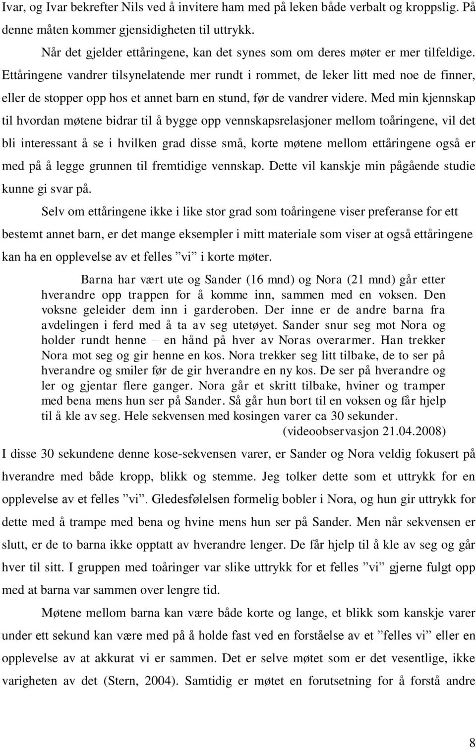 Ettåringene vandrer tilsynelatende mer rundt i rommet, de leker litt med noe de finner, eller de stopper opp hos et annet barn en stund, før de vandrer videre.