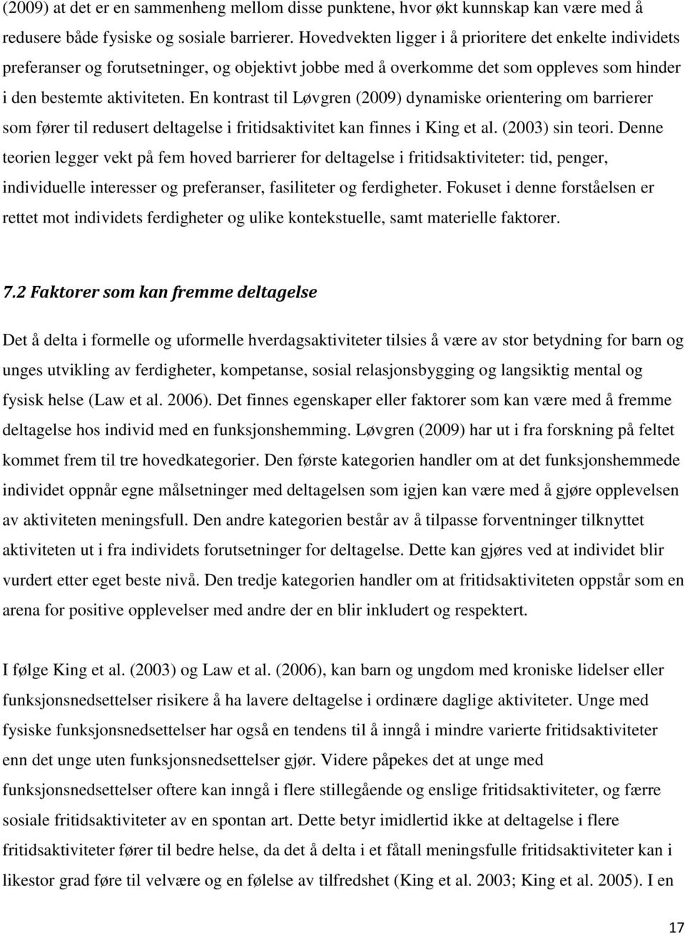 En kontrast til Løvgren (2009) dynamiske orientering om barrierer som fører til redusert deltagelse i fritidsaktivitet kan finnes i King et al. (2003) sin teori.